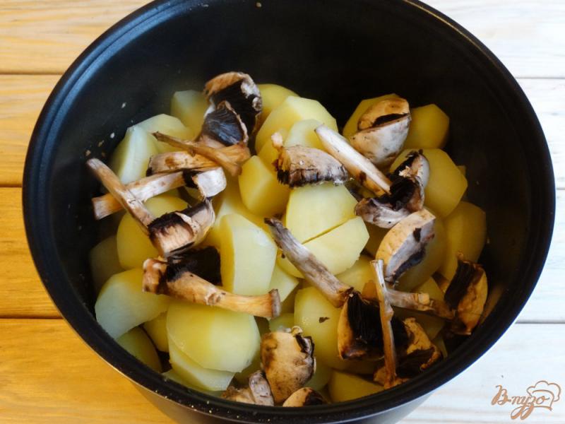 Фото приготовление рецепта: Куриные голени с картофелем и грибами в мультиварке шаг №4