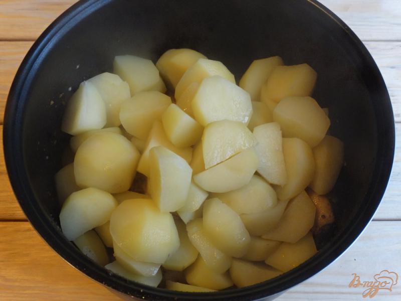 Фото приготовление рецепта: Куриные голени с картофелем и грибами в мультиварке шаг №3