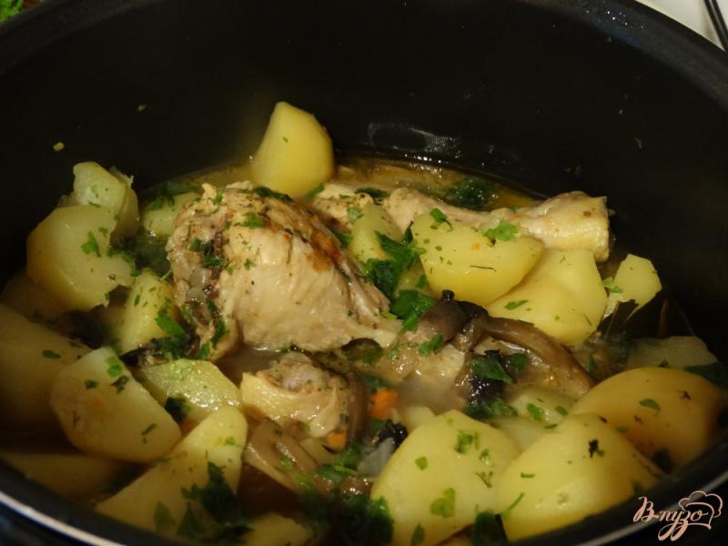 Фото приготовление рецепта: Куриные голени с картофелем и грибами в мультиварке шаг №5