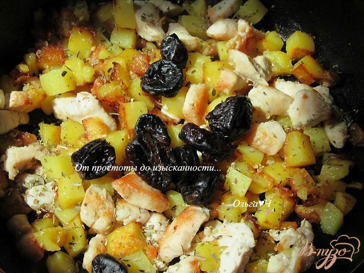 Фото приготовление рецепта: Жареная курица с картофелем и черносливом шаг №3