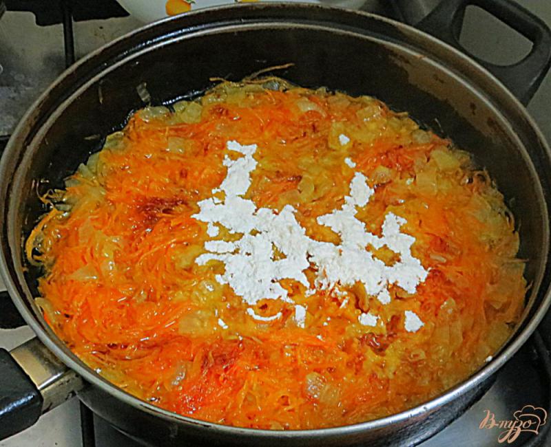 Фото приготовление рецепта: Морковь с зелёным горошком в сметанном соусе шаг №5
