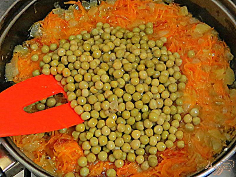 Фото приготовление рецепта: Морковь с зелёным горошком в сметанном соусе шаг №6
