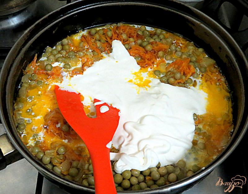 Фото приготовление рецепта: Морковь с зелёным горошком в сметанном соусе шаг №7