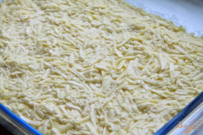 Фото приготовление рецепта: Запеканка из тертого картофеля с сыром и чесноком шаг №4