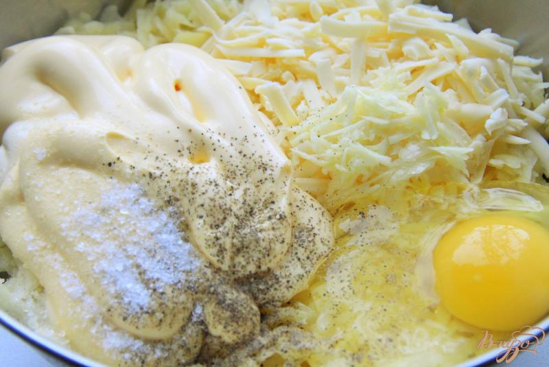 Фото приготовление рецепта: Запеканка из тертого картофеля с сыром и чесноком шаг №3