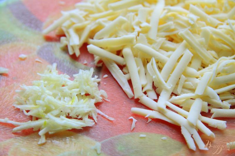 Фото приготовление рецепта: Запеканка из тертого картофеля с сыром и чесноком шаг №1
