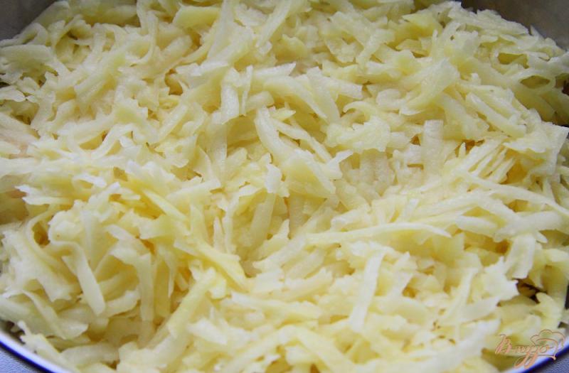 Фото приготовление рецепта: Запеканка из тертого картофеля с сыром и чесноком шаг №2