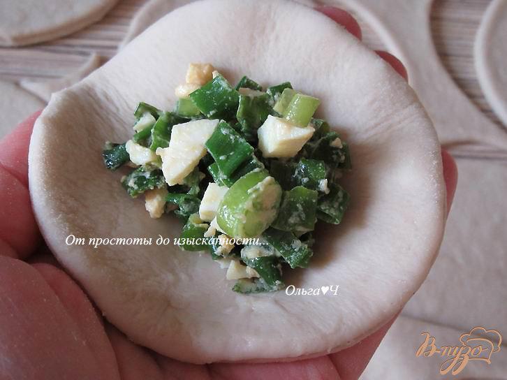 Фото приготовление рецепта: Пирожки с зеленью и яйцом шаг №5