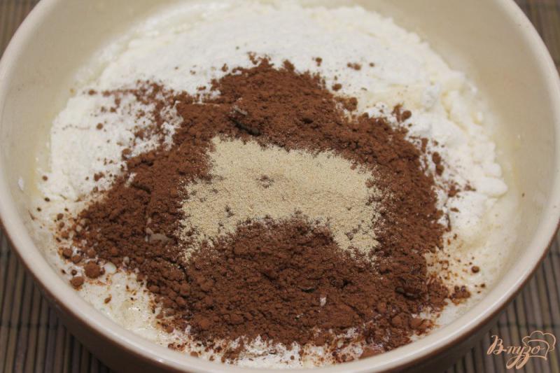 Фото приготовление рецепта: Шоколадное печенье с имбирем и черносливом шаг №4