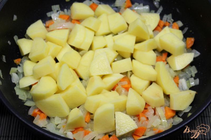 Фото приготовление рецепта: Капуста тушеная с картофелем и яблоком шаг №3