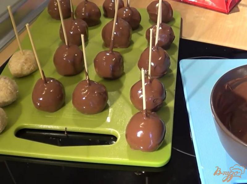 Фото приготовление рецепта: Кокосовые шарики в шоколаде шаг №6
