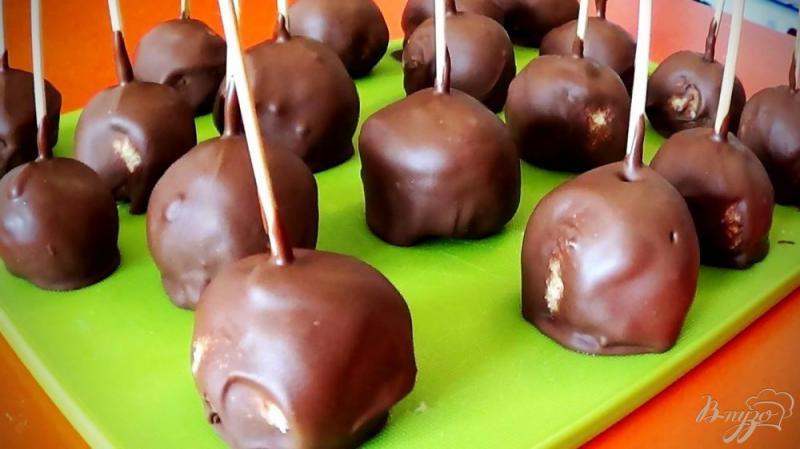 Фото приготовление рецепта: Кокосовые шарики в шоколаде шаг №7