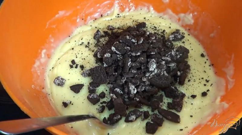 Фото приготовление рецепта: Шоколадные квадратики с печеньем Oreo шаг №3