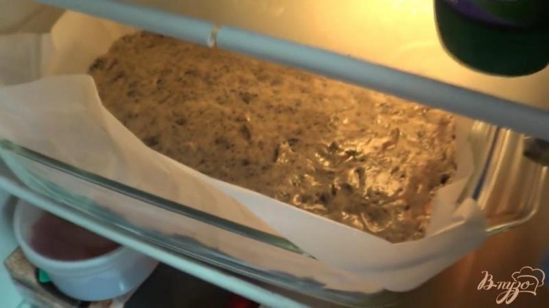 Фото приготовление рецепта: Шоколадные квадратики с печеньем Oreo шаг №7