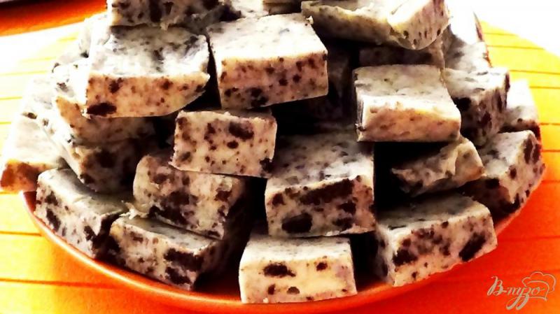 Фото приготовление рецепта: Шоколадные квадратики с печеньем Oreo шаг №8