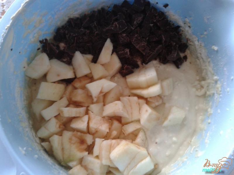 Фото приготовление рецепта: Творожные кексы с яблоками и шоколадом шаг №3