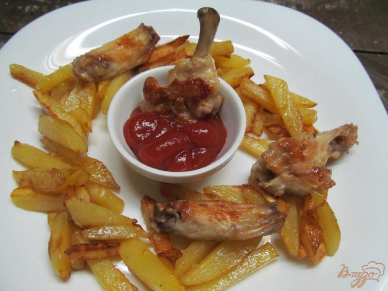 Фото приготовление рецепта: Куриные крылья с картофелем фри шаг №4