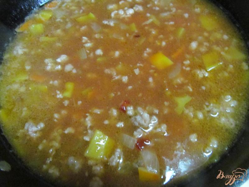 Фото приготовление рецепта: Томатный суп с чечевицей и фаршем шаг №6