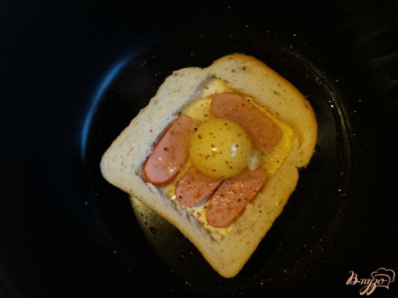 Фото приготовление рецепта: Завтрак в хлебной рамке шаг №4