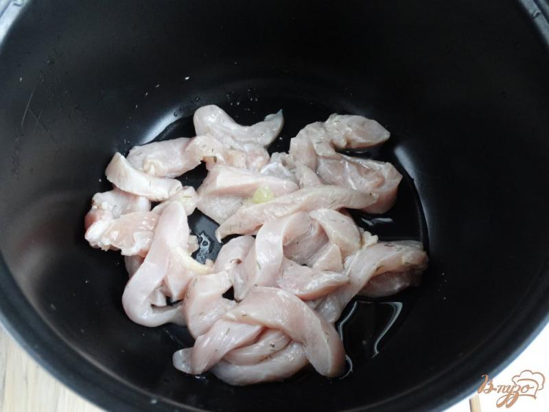 Фото приготовление рецепта: Жареная куриная грудка с лаймом и тимьяном шаг №4