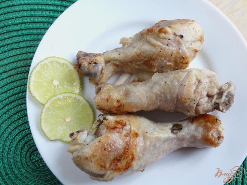 Фото приготовление рецепта: Куриные голени в лаймово-чесночном маринаде шаг №9