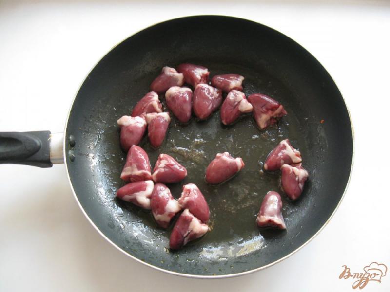 Фото приготовление рецепта: Куриные сердечки в пикантном соусе шаг №2