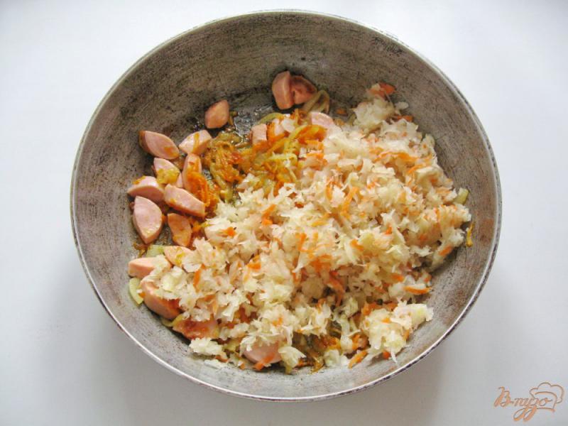 Фото приготовление рецепта: «Плов» с сосисками и квашеной капустой в сковороде шаг №3