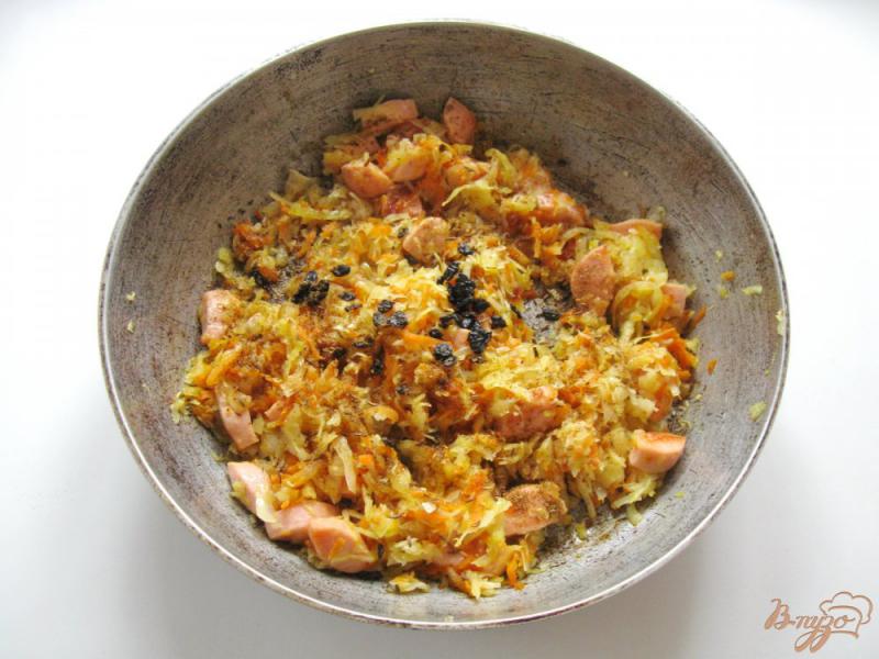 Фото приготовление рецепта: «Плов» с сосисками и квашеной капустой в сковороде шаг №4