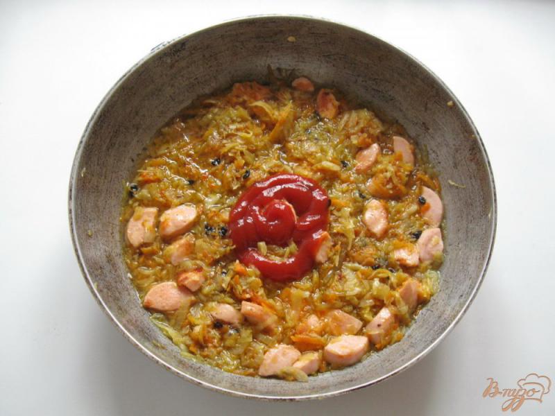 Фото приготовление рецепта: «Плов» с сосисками и квашеной капустой в сковороде шаг №5