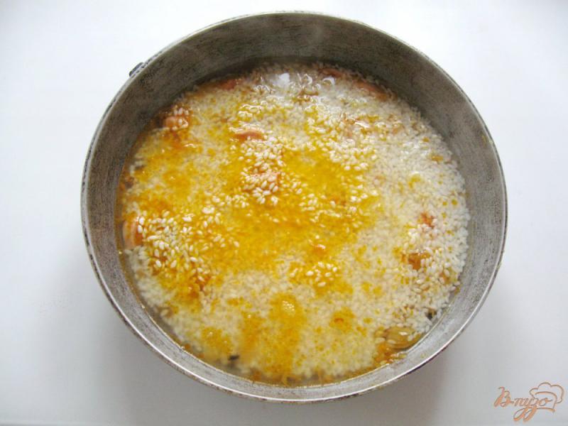 Фото приготовление рецепта: «Плов» с сосисками и квашеной капустой в сковороде шаг №8