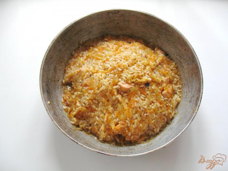 Фото приготовление рецепта: «Плов» с сосисками и квашеной капустой в сковороде шаг №9