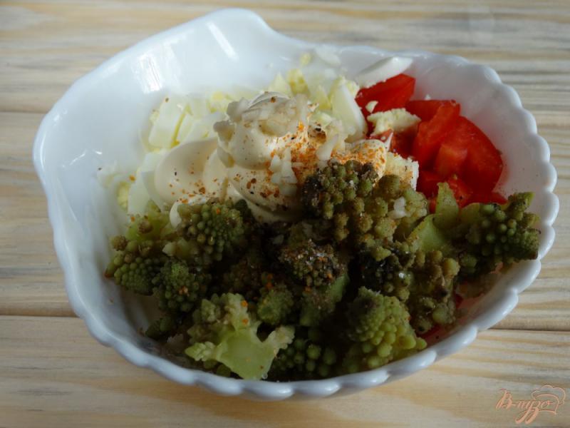 Фото приготовление рецепта: Салат с капустой романеско и яйцами шаг №4