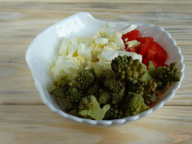 Фото приготовление рецепта: Салат с капустой романеско и яйцами шаг №3