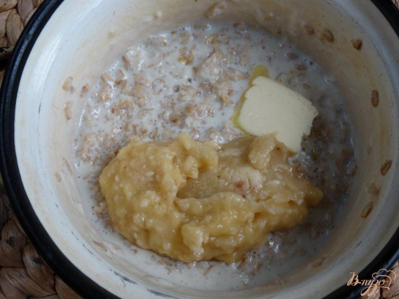 Фото приготовление рецепта: Овсяный завтрак с бананами и орехами шаг №4