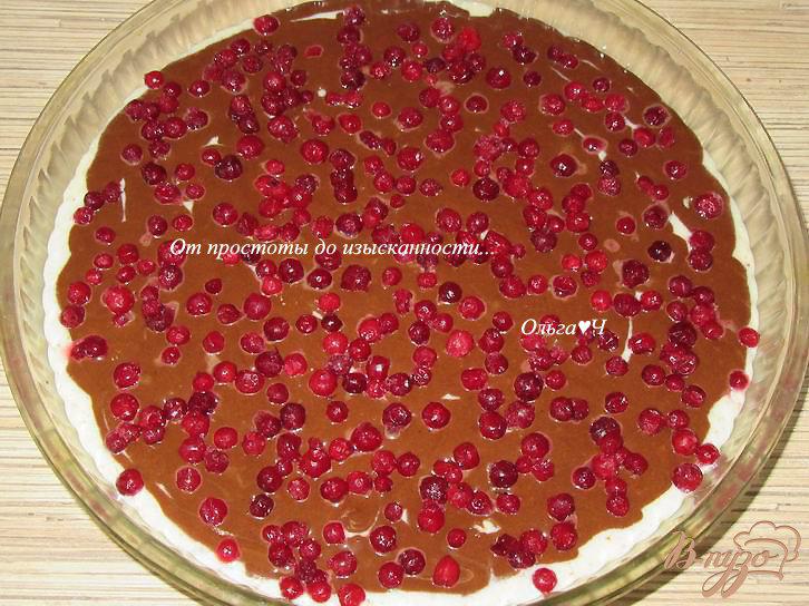 Фото приготовление рецепта: Шоколадно-творожный пирог с брусникой и миндалем шаг №7