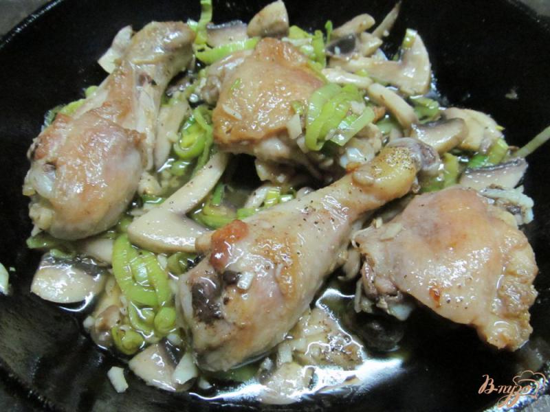 Фото приготовление рецепта: Курица с грибами и луком-порей шаг №5
