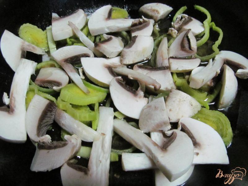 Фото приготовление рецепта: Курица с грибами и луком-порей шаг №3