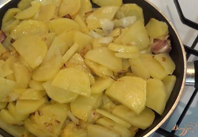 Фото приготовление рецепта: Омлет с картошкой и колбасой шаг №6