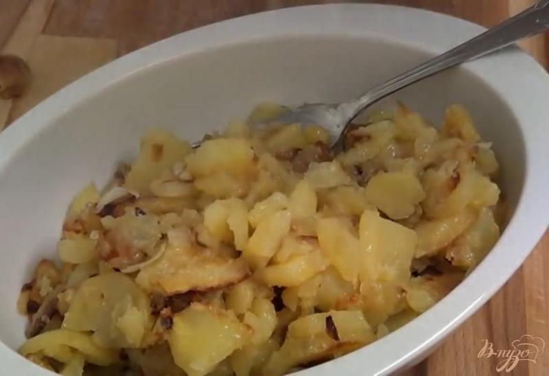 Фото приготовление рецепта: Омлет с картошкой и колбасой шаг №7