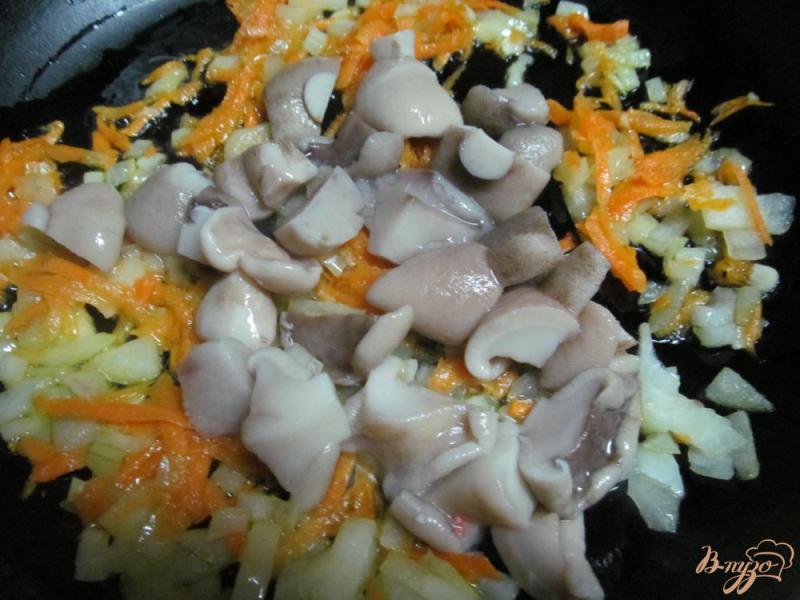 Фото приготовление рецепта: Салат из крабовых палочек с маринованными грибами шаг №2