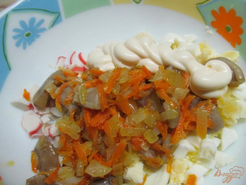 Фото приготовление рецепта: Салат из крабовых палочек с маринованными грибами шаг №4