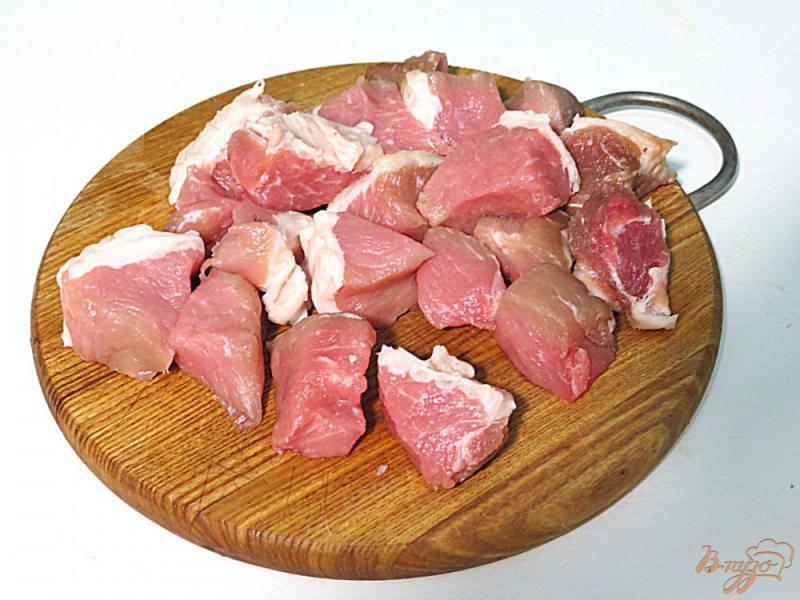 Фото приготовление рецепта: Свинина с маслятами в сливках шаг №2