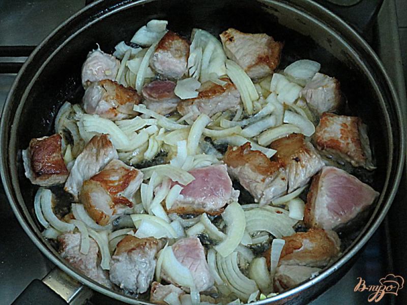Фото приготовление рецепта: Свинина с маслятами в сливках шаг №6
