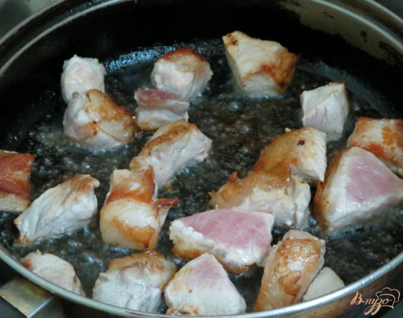 Фото приготовление рецепта: Свинина с маслятами в сливках шаг №5
