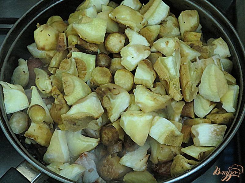 Фото приготовление рецепта: Свинина с маслятами в сливках шаг №7