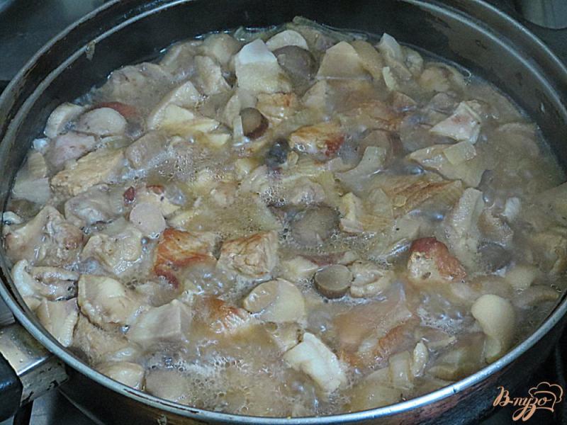 Фото приготовление рецепта: Свинина с маслятами в сливках шаг №8