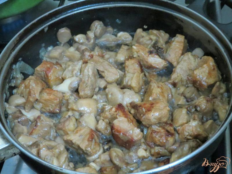 Фото приготовление рецепта: Свинина с маслятами в сливках шаг №9