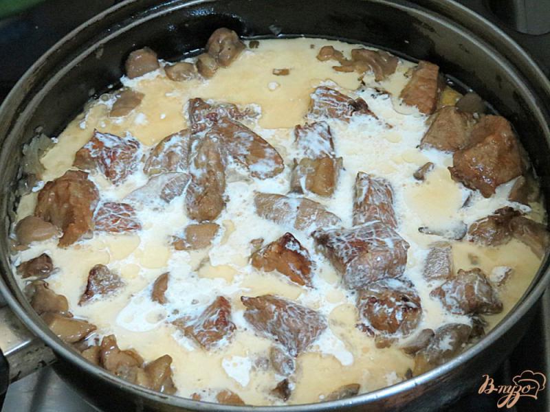 Фото приготовление рецепта: Свинина с маслятами в сливках шаг №10