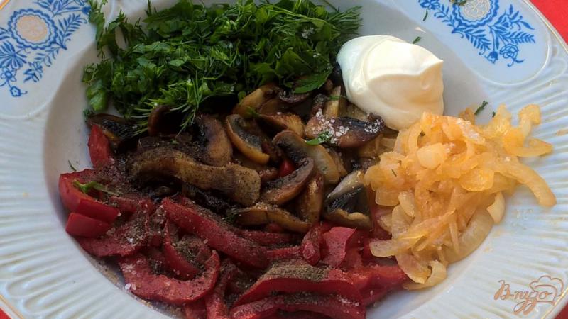 Фото приготовление рецепта: Салат с шампиньонами и болгарским перцем шаг №4