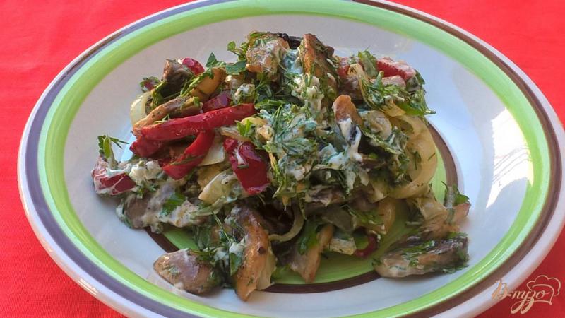 Фото приготовление рецепта: Салат с шампиньонами и болгарским перцем шаг №5
